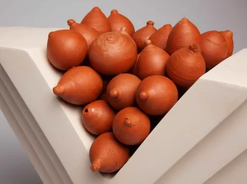 AYŞE CANBOLAT — “Bugüne”, 2018 "Bugüne" eseri AYŞE CANBOLAT tarafından 2018 yılında 56x31x22.5 cm ölçülerinde Karışık teknik tekniği ile yapılmıştır.