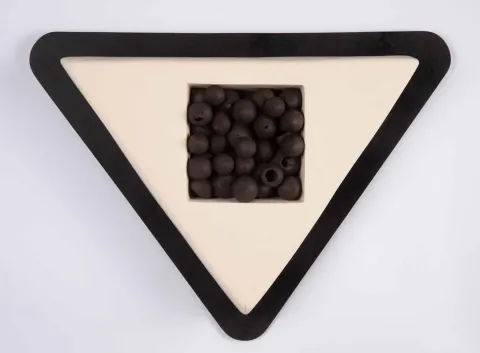 AYŞE CANBOLAT — “Düşük -detay”, 2018 "Düşük -detay" eseri AYŞE CANBOLAT tarafından 2018 yılında 57.5x43x12 cm ölçülerinde Karışık teknik tekniği ile yapılmıştır.