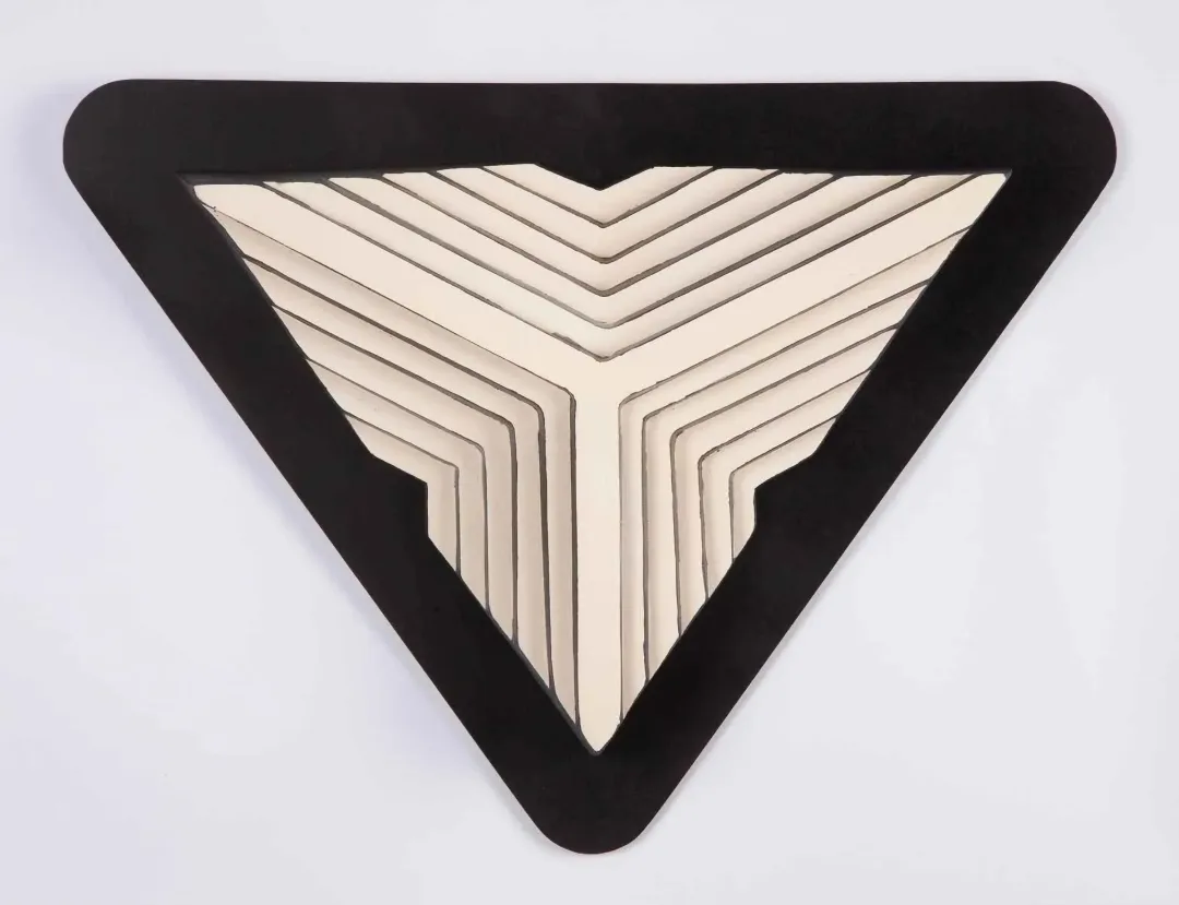 "Katmanlar" eseri AYŞE CANBOLAT tarafından 2018 yılında 57.5x43x9 cm ölçülerinde Kalıpla Şekillendirme tekniği ile yapılmıştır.