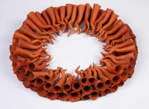 AYŞE CANBOLAT — “Şansına Küs - detay”, 2018 "Şansına Küs - detay" eseri AYŞE CANBOLAT tarafından 2018 yılında 50x50x15 cm ölçülerinde Tornada Şekillendirme tekniği ile yapılmıştır.