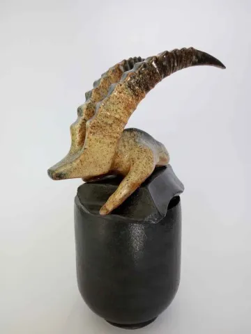 Bu eser AYŞE ERGÜNER tarafından 2018 yılında 15x19x31 cm ölçülerinde Porselen çamur ve Özel çamur sırlı pişirim 1250 °C Serbest elle şekillendirme ve tornada şekillendirme tekniği ile yapılmıştır.
