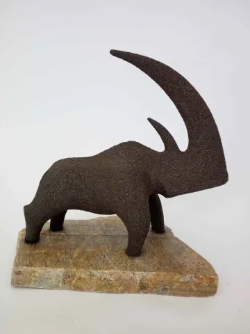Bu eser AYŞE ERGÜNER tarafından 2018 yılında 21x14x24 cm ölçülerinde Siyah kil 1250 °C Serbest elle şekillendirme tekniği ile yapılmıştır.