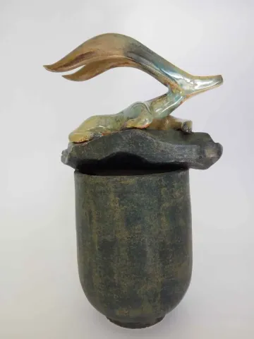 Bu eser AYŞE ERGÜNER tarafından 2018 yılında 22x13x31 cm ölçülerinde Porselen çamur ve Özel çamur sırlı pişirim 1250 °C Serbest elle şekillendirme ve tornada şekillendirme tekniği ile yapılmıştır.