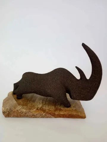AYŞE ERGÜNER — 2018 Bu eser AYŞE ERGÜNER tarafından 2018 yılında 26x12x22 cm ölçülerinde Siyah kil 1250 °C Serbest elle şekillendirme tekniği ile yapılmıştır.
