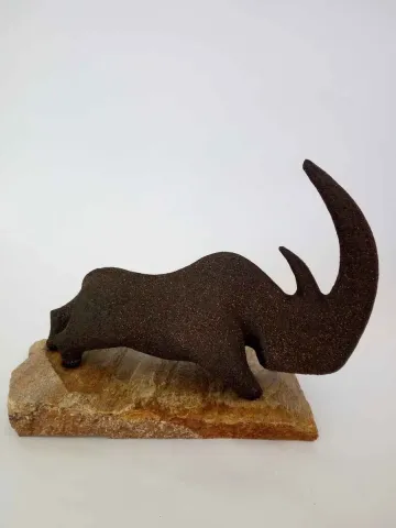 Bu eser AYŞE ERGÜNER tarafından 2018 yılında 26x12x22 cm ölçülerinde Siyah kil 1250 °C Serbest elle şekillendirme tekniği ile yapılmıştır.