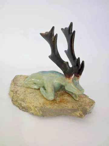 AYŞE ERGÜNER — 2018 Bu eser AYŞE ERGÜNER tarafından 2018 yılında 30x14x19 cm ölçülerinde Porselen çamur sırlı pişirim 1250 °C Serbest elle şekillendirme tekniği ile yapılmıştır.