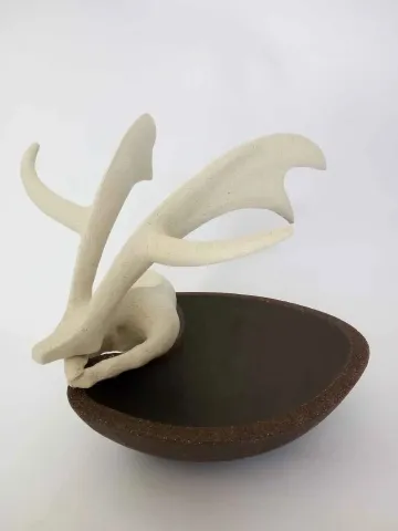 AYŞE ERGÜNER — 2018 Bu eser AYŞE ERGÜNER tarafından 2018 yılında 30x30x29 cm ölçülerinde Siyah kil ve porselen çamur 1220 °C Serbest elle şekillendirme tekniği ile yapılmıştır.