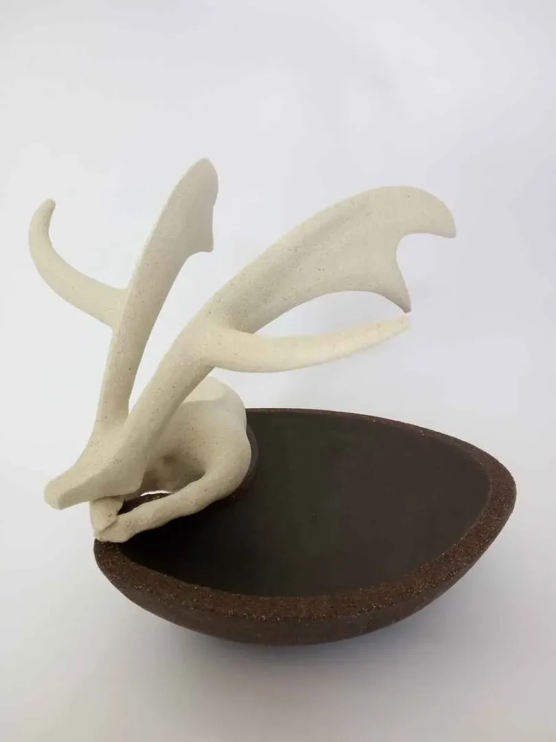 AYŞE ERGÜNER — 2018 Bu eser AYŞE ERGÜNER tarafından 2018 yılında 30x30x29 cm ölçülerinde Siyah kil ve porselen çamur 1220 °C Serbest elle şekillendirme tekniği ile yapılmıştır.