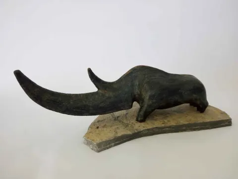 Bu eser AYŞE ERGÜNER tarafından 2018 yılında 32x17x11 cm ölçülerinde Özel çamur sırlı pişirim 1250 °C Serbest elle şekillendirme tekniği ile yapılmıştır.