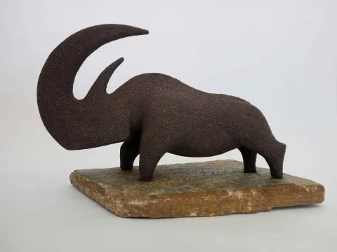 Bu eser AYŞE ERGÜNER tarafından 2018 yılında 34x14x21 cm ölçülerinde Siyah kil 1250 °C Serbest elle şekillendirme tekniği ile yapılmıştır.