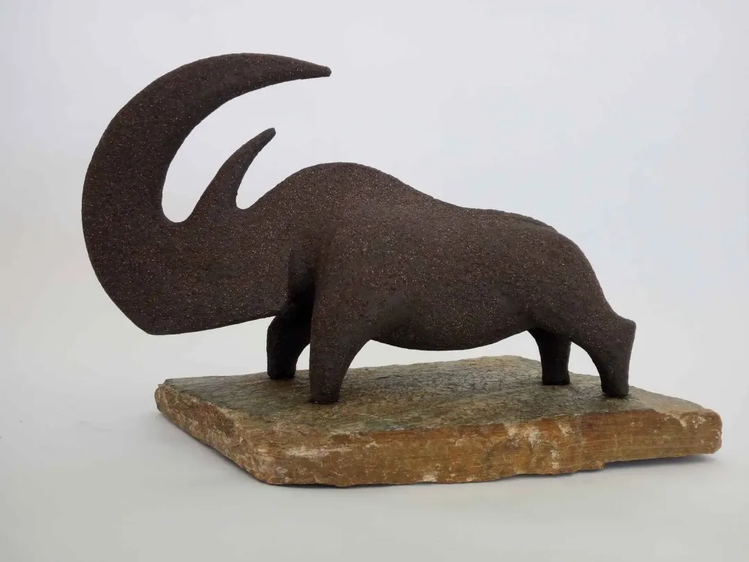 yakınlaştır "İsimsiz" eseri AYŞE ERGÜNER tarafından 2018 yılında 34x14x21 cm ölçülerinde Siyah kil 1250 °C Serbest elle şekillendirme tekniği ile yapılmıştır.