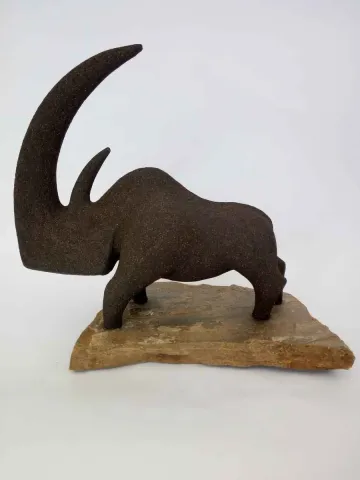 AYŞE ERGÜNER — 2018 Bu eser AYŞE ERGÜNER tarafından 2018 yılında 36x18x31 cm ölçülerinde Siyah kil 1250 °C Serbest elle şekillendirme tekniği ile yapılmıştır.