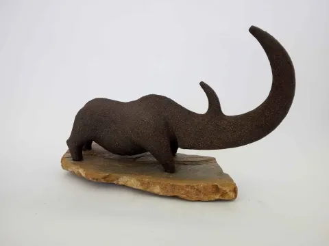 AYŞE ERGÜNER — 2018 Bu eser AYŞE ERGÜNER tarafından 2018 yılında 38x14x23 cm ölçülerinde Siyah kil 1250 °C Serbest elle şekillendirme tekniği ile yapılmıştır.