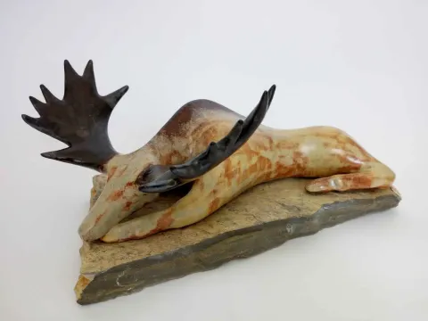AYŞE ERGÜNER — 2016 Bu eser AYŞE ERGÜNER tarafından 2016 yılında 39x28x16 cm ölçülerinde Beyaz çamur sırlı pişirim 1040 °C Serbest elle şekillendirme tekniği ile yapılmıştır.