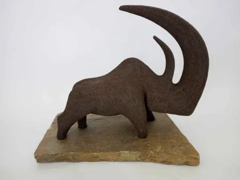 AYŞE ERGÜNER — 2018 Bu eser AYŞE ERGÜNER tarafından 2018 yılında 40x21x32 cm ölçülerinde Siyah kil 1250 °C Serbest elle şekillendirme tekniği ile yapılmıştır.