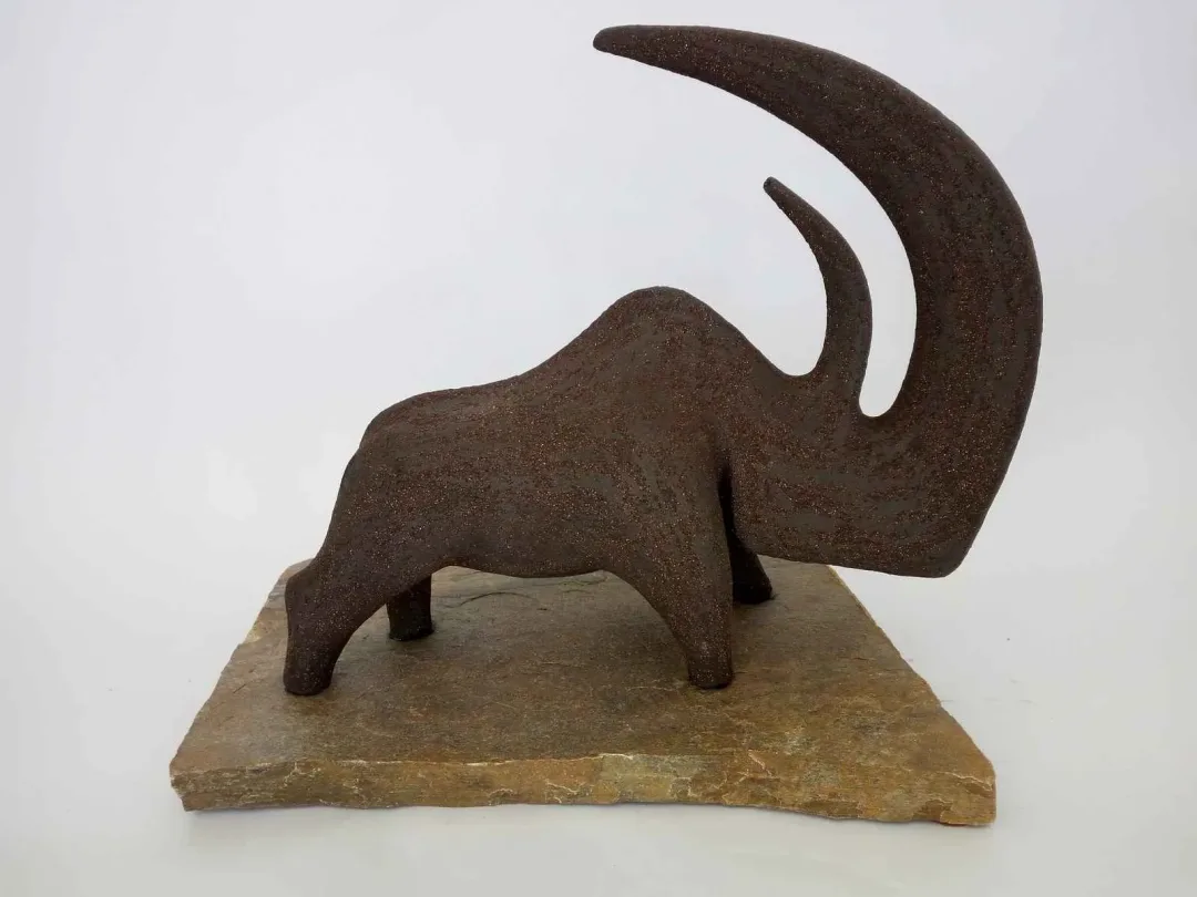yakınlaştır "İsimsiz" eseri AYŞE ERGÜNER tarafından 2018 yılında 40x21x32 cm ölçülerinde Siyah kil 1250 °C Serbest elle şekillendirme tekniği ile yapılmıştır.