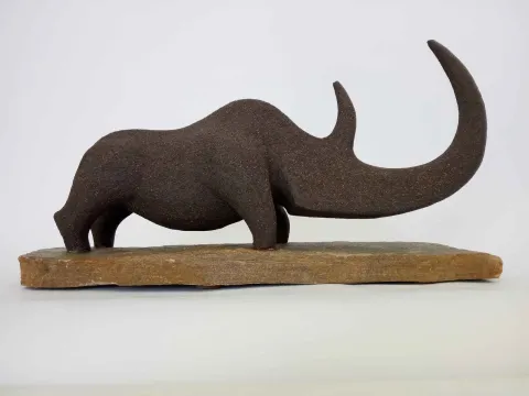 AYŞE ERGÜNER — 2018 Bu eser AYŞE ERGÜNER tarafından 2018 yılında 42x18x23 cm ölçülerinde Siyah kil 1250 °C Serbest elle şekillendirme tekniği ile yapılmıştır.