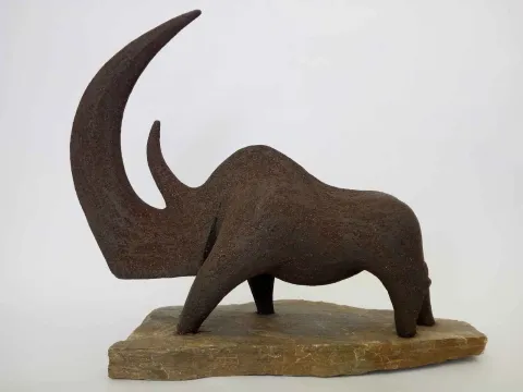 AYŞE ERGÜNER — 2018 Bu eser AYŞE ERGÜNER tarafından 2018 yılında 42x19x36 cm ölçülerinde Siyah kil 1250 °C Serbest elle şekillendirme tekniği ile yapılmıştır.