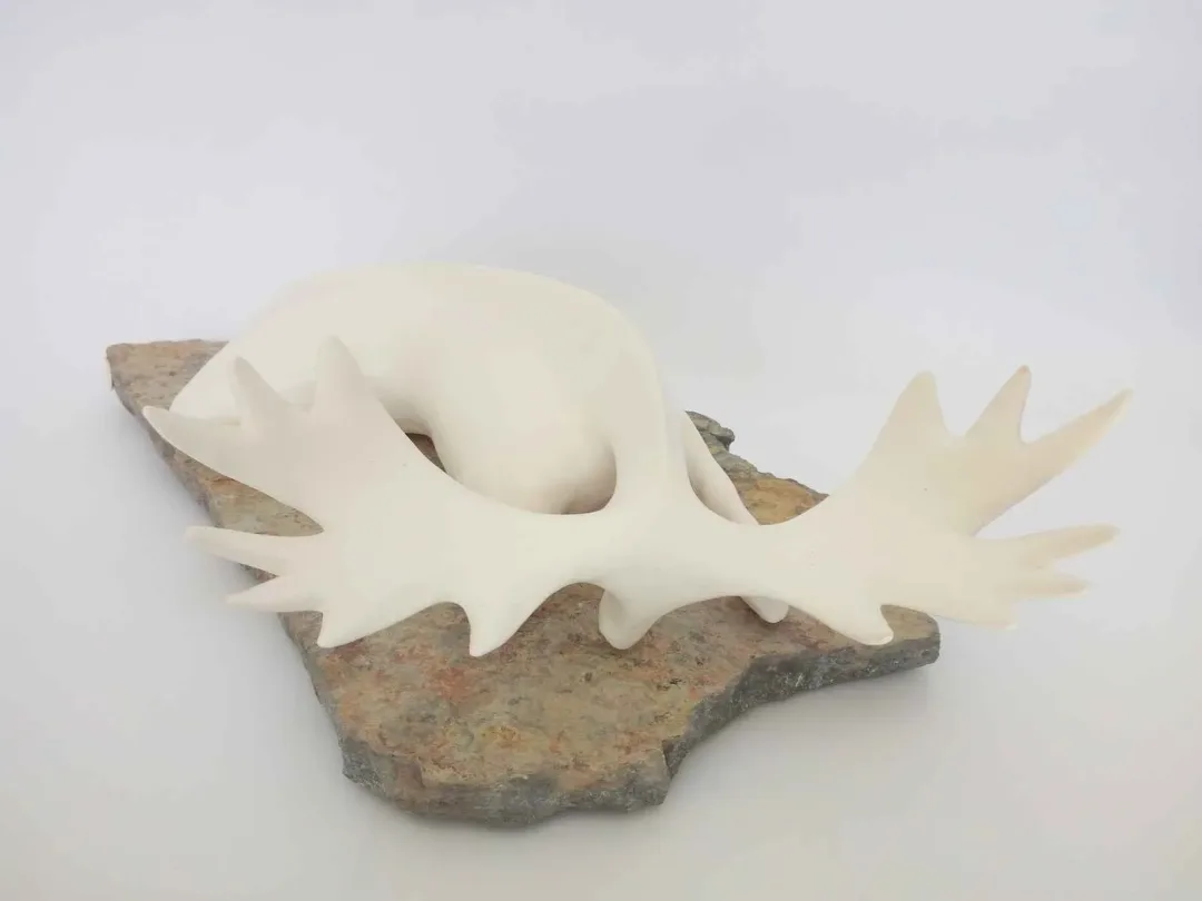 yakınlaştır "Untitled - İsimsiz" eseri AYŞE ERGÜNER tarafından 2015 yılında 49x28x14 cm ölçülerinde Beyaz çamur sırlı pişirim 1040 °C Serbest elle şekillendirme tekniği ile yapılmıştır.