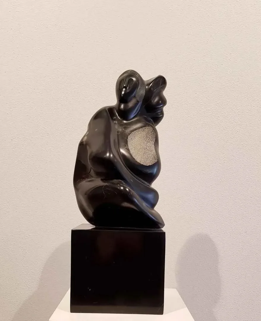 DEMET KAYA — 2018 Bu eser DEMET KAYA tarafından 2018 yılında 47x19x19 cm ölçülerinde Serpantin tekniği ile yapılmıştır.