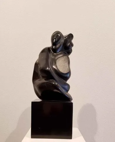 Bu eser DEMET KAYA tarafından 2018 yılında 47x19x19 cm ölçülerinde Serpantin tekniği ile yapılmıştır.