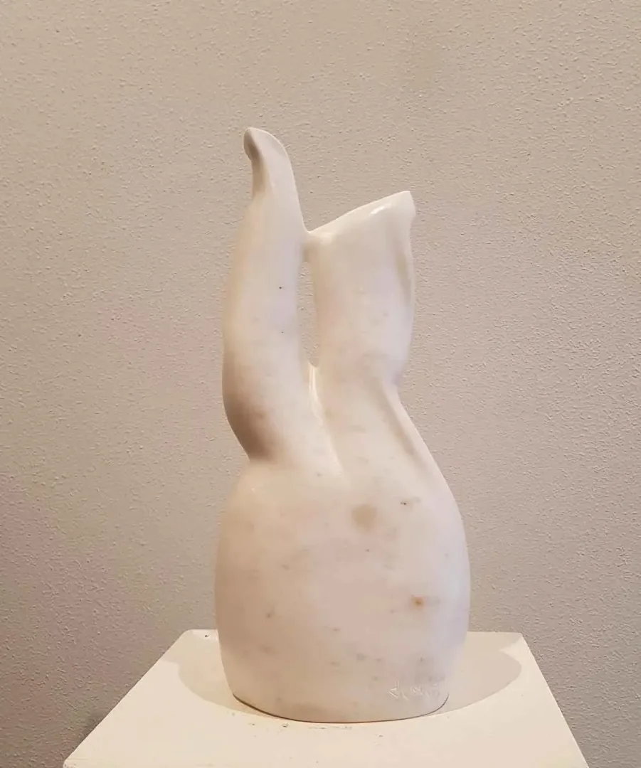 "İsimsiz" eseri DEMET KAYA tarafından 2017 yılında 43x19x17 cm ölçülerinde Afyon Mermeri tekniği ile yapılmıştır.