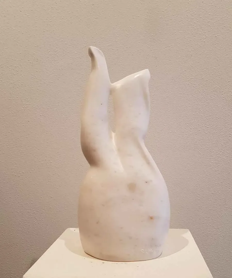 yakınlaştır "İsimsiz" eseri DEMET KAYA tarafından 2017 yılında 43x19x17 cm ölçülerinde Afyon Mermeri tekniği ile yapılmıştır.