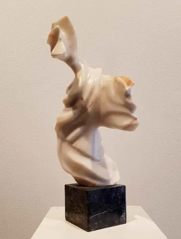 Bu eser DEMET KAYA tarafından 2018 yılında 33x12x15 cm ölçülerinde Kemalpaşa mermeri tekniği ile yapılmıştır.
