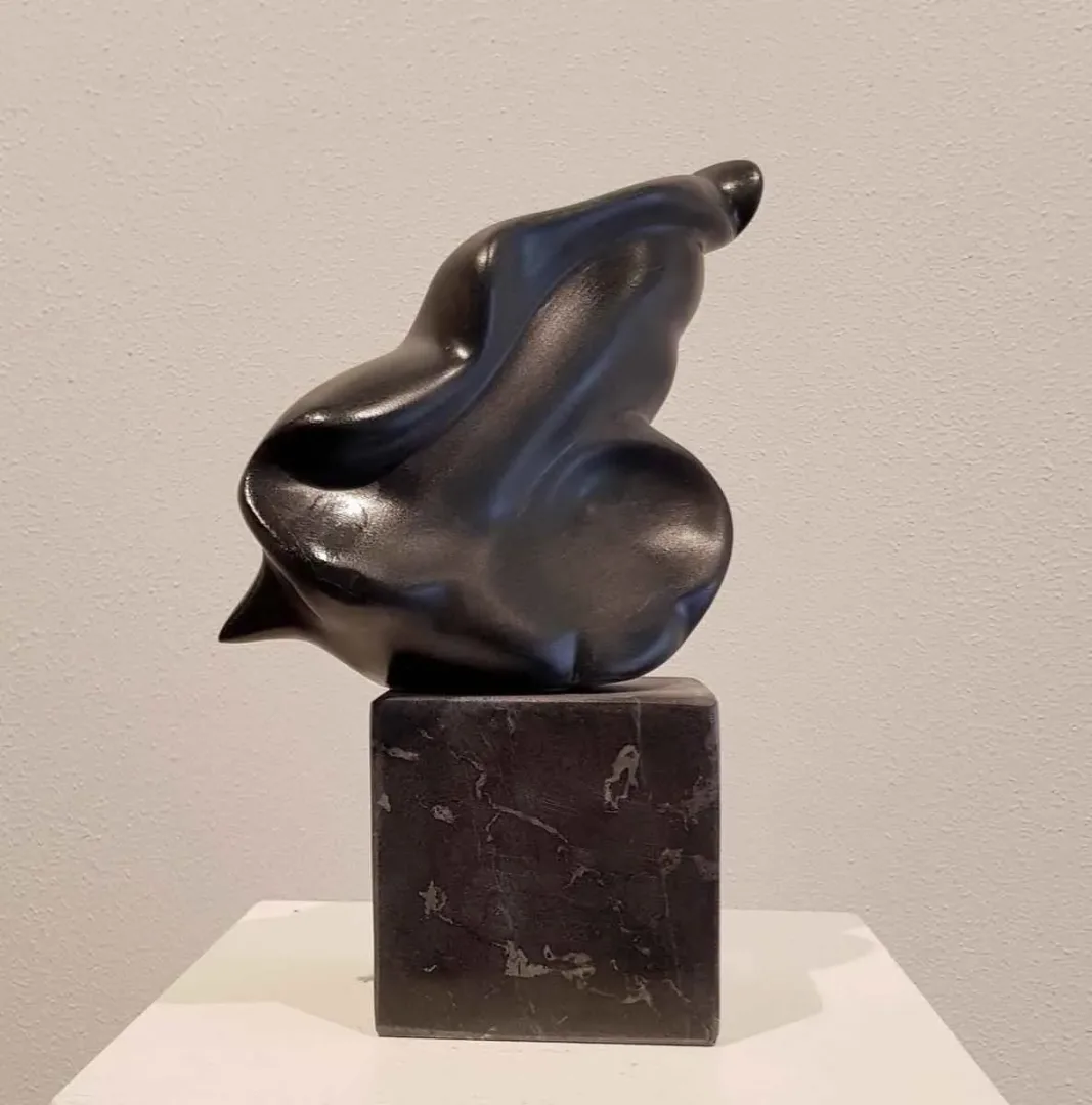"İsimsiz" eseri DEMET KAYA tarafından 2018 yılında 30x17x11 cm ölçülerinde Serpantin tekniği ile yapılmıştır.