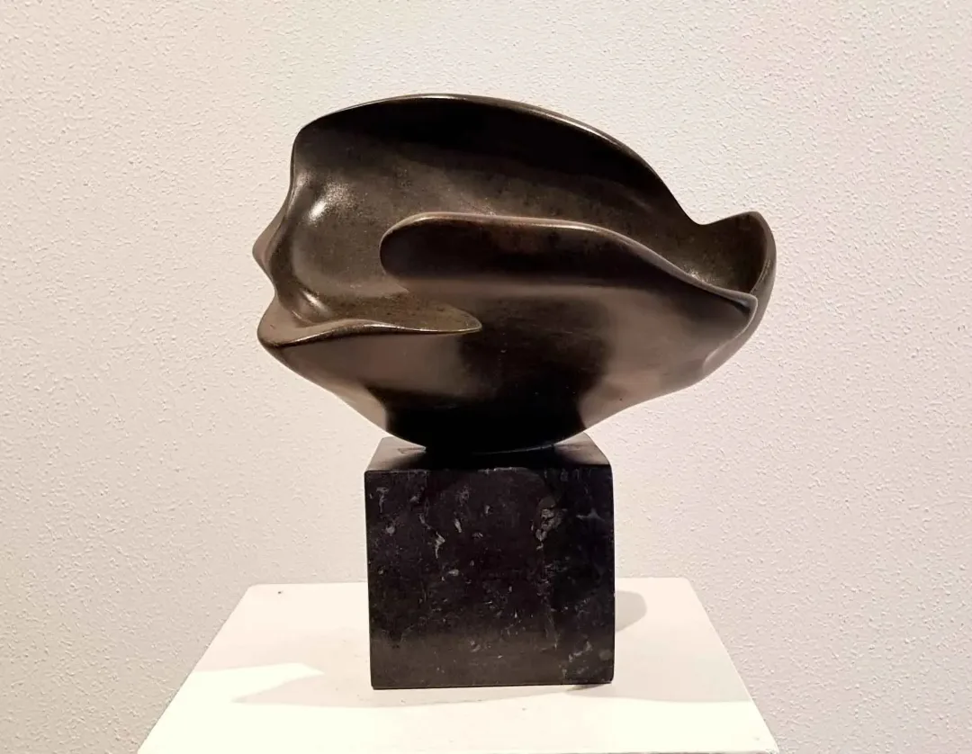 "İsimsiz" eseri DEMET KAYA tarafından 2018 yılında 27x24x21 cm ölçülerinde Serpantin tekniği ile yapılmıştır.