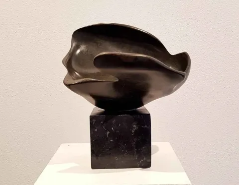 DEMET KAYA — 2018 Bu eser DEMET KAYA tarafından 2018 yılında 27x24x21 cm ölçülerinde Serpantin tekniği ile yapılmıştır.