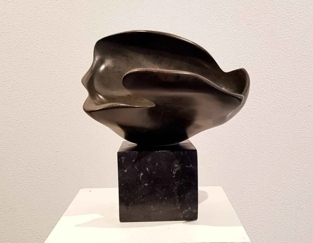 yakınlaştır "İsimsiz" eseri DEMET KAYA tarafından 2018 yılında 27x24x21 cm ölçülerinde Serpantin tekniği ile yapılmıştır.