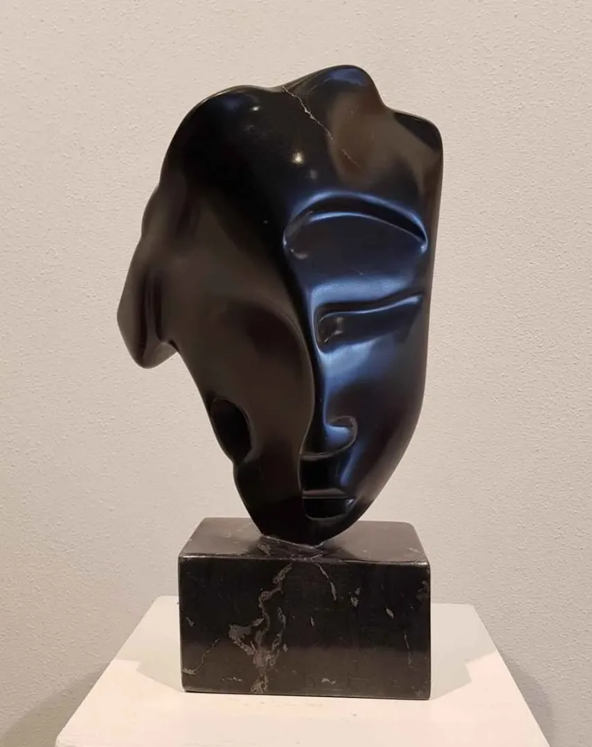 "İsimsiz" eseri DEMET KAYA tarafından 2018 yılında 35x19x22 cm ölçülerinde Serpantin tekniği ile yapılmıştır.