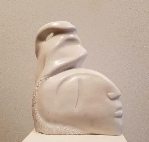 Bu eser DEMET KAYA tarafından 2018 yılında 31x22x11 cm ölçülerinde Afyon Mermeri tekniği ile yapılmıştır.