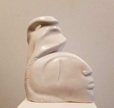 Bu eser DEMET KAYA tarafından 2018 yılında 31x22x11 cm ölçülerinde Afyon Mermeri tekniği ile yapılmıştır.