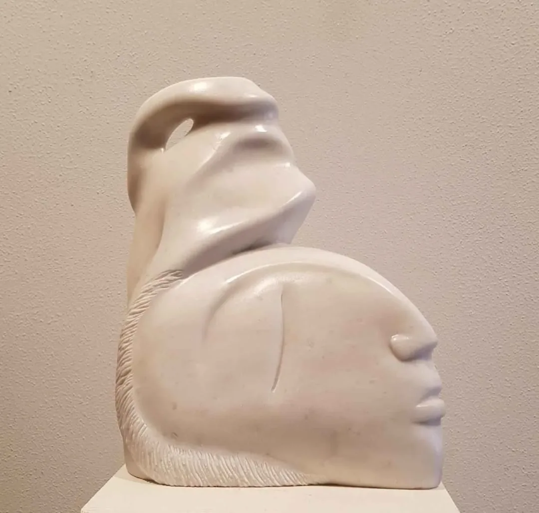 "İsimsiz" eseri DEMET KAYA tarafından 2018 yılında 31x22x11 cm ölçülerinde Afyon Mermeri tekniği ile yapılmıştır.
