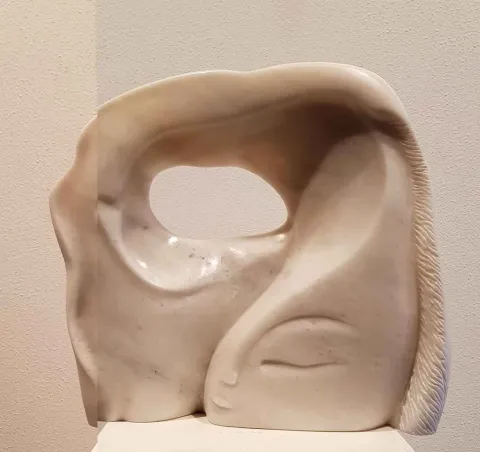 Bu eser DEMET KAYA tarafından 2018 yılında 30x32x12 cm ölçülerinde Kemalpaşa mermeri tekniği ile yapılmıştır.