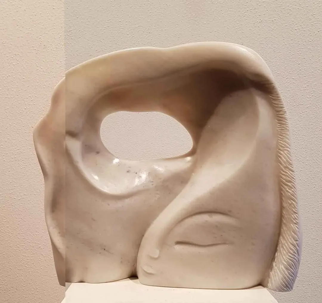 "İsimsiz" eseri DEMET KAYA tarafından 2018 yılında 30x32x12 cm ölçülerinde Kemalpaşa mermeri tekniği ile yapılmıştır.
