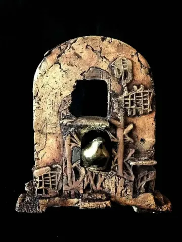 "Gölgeler-1" eseri MİNE POYRAZ tarafından 2017 yılında 28x25 cm ölçülerinde Seramik Ajur Tekniği 1200 °C tekniği ile yapılmıştır.