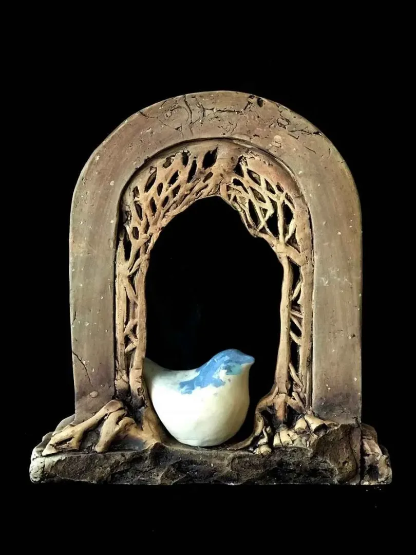 yakınlaştır "Gölgeler-2" eseri MİNE POYRAZ tarafından 2017 yılında 28x25 cm ölçülerinde Seramik Ajur Tekniği 1200 °C tekniği ile yapılmıştır.