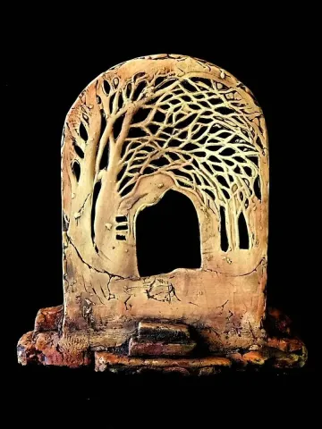"Gölgeler-3" eseri MİNE POYRAZ tarafından 2017 yılında 28x25 cm ölçülerinde Seramik Ajur Tekniği 1200 °C tekniği ile yapılmıştır.