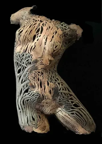 "Denge-1" eseri MİNE POYRAZ tarafından 2018 yılında 58x43x28 cm ölçülerinde Seramik Ajur Tekniği 1200 °C tekniği ile yapılmıştır.