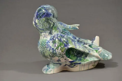 "Simurg" eseri SEMİH KAPLAN tarafından 2018 yılında 45x53x29 cm ölçülerinde Sıraltı Dekorlu Elle Şekillendirme Seramik Form tekniği ile yapılmıştır.