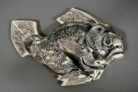 "Nereus" eseri SEMİH KAPLAN tarafından 2018 yılında 42x29x11 cm ölçülerinde Sıraltı Dekorlu Elle Şekillendirme Seramik Form tekniği ile yapılmıştır.
