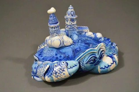 "Mavi Yengeç" eseri SEMİH KAPLAN tarafından 2018 yılında 42x33x30 cm ölçülerinde Sıraltı Dekorlu Elle Şekillendirme Seramik Form tekniği ile yapılmıştır.