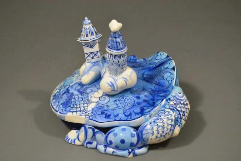 "Mavi Yengeç" eseri SEMİH KAPLAN tarafından 2018 yılında 42x33x30 cm ölçülerinde Sıraltı Dekorlu Elle Şekillendirme Seramik Form tekniği ile yapılmıştır.