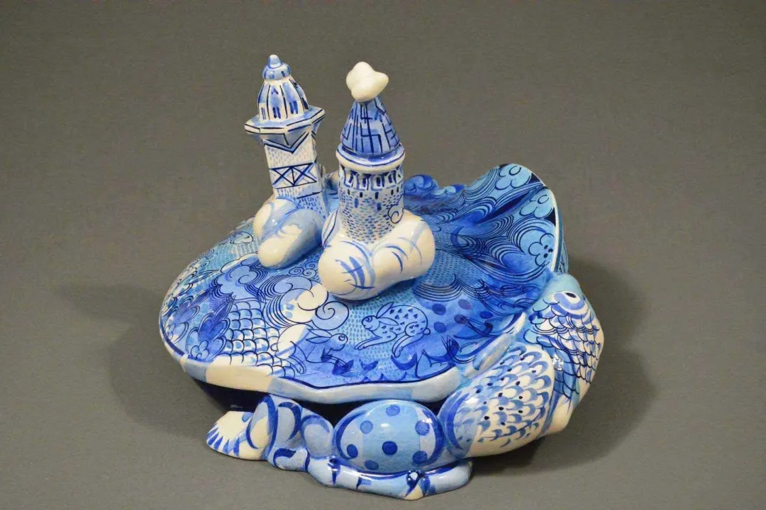 yakınlaştır "Mavi Yengeç" eseri SEMİH KAPLAN tarafından 2018 yılında 42x33x30 cm ölçülerinde Sıraltı Dekorlu Elle Şekillendirme Seramik Form tekniği ile yapılmıştır.