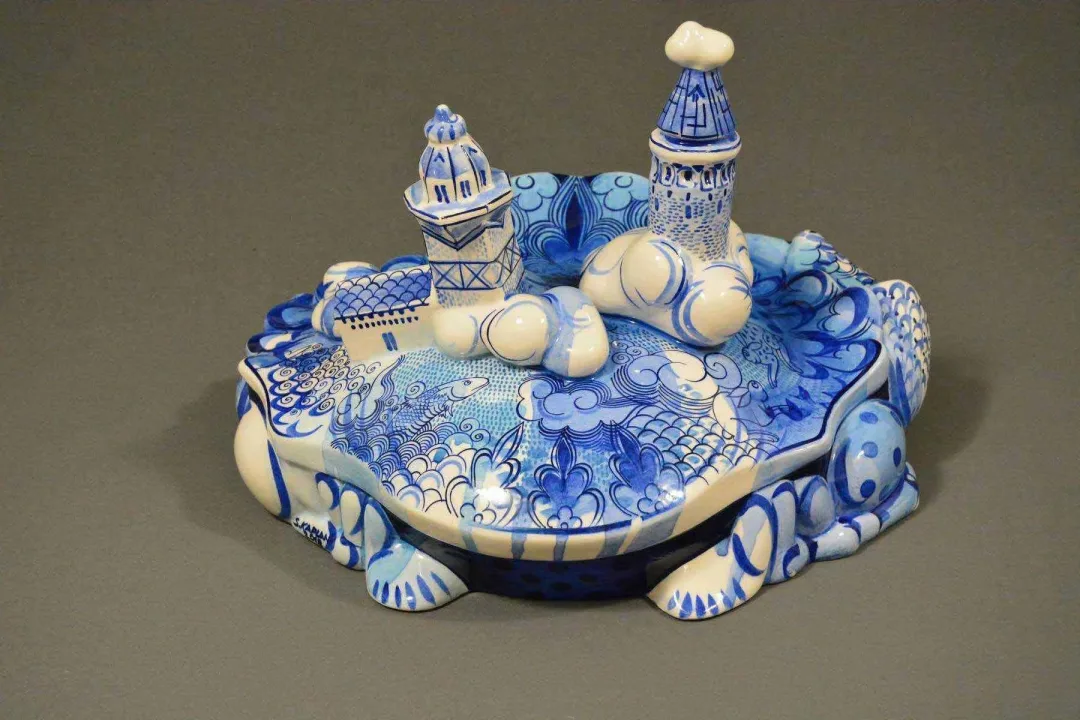 "Mavi Yengeç" eseri SEMİH KAPLAN tarafından 2018 yılında 42x33x30 cm ölçülerinde Sıraltı Dekorlu Elle Şekillendirme Seramik Form tekniği ile yapılmıştır.