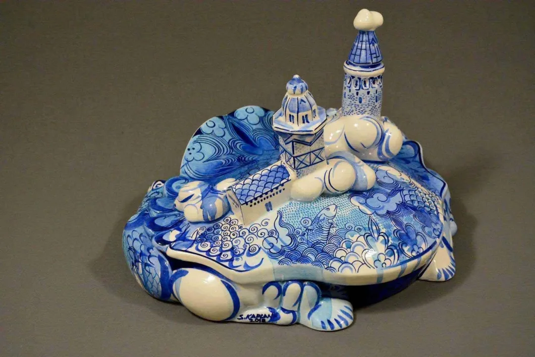 yakınlaştır "Mavi Yengeç" eseri SEMİH KAPLAN tarafından 2018 yılında 42x33x30 cm ölçülerinde Sıraltı Dekorlu Elle Şekillendirme Seramik Form tekniği ile yapılmıştır.