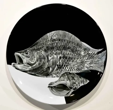 Bu eser SEMİH KAPLAN tarafından 2018 yılında 40x40 cm ölçülerinde Çini duvar tabağı tekniği ile yapılmıştır.